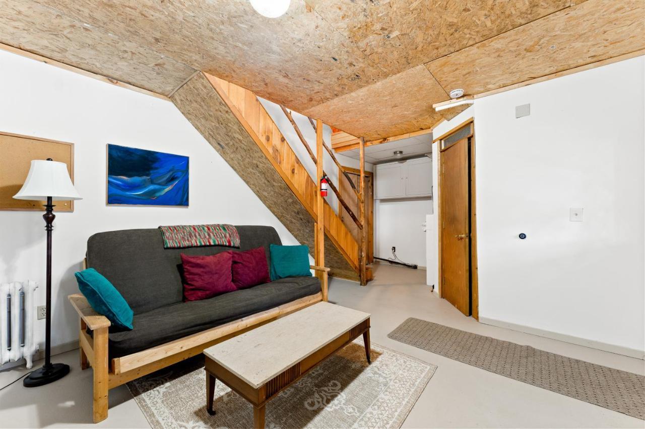 River Road Treehouse Retreat Warrensburg Экстерьер фото